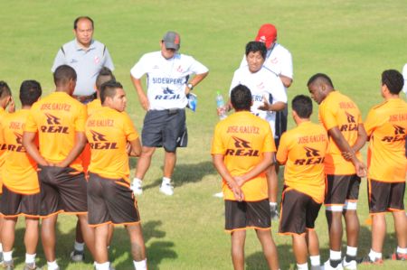 tecnico-arce-entrena